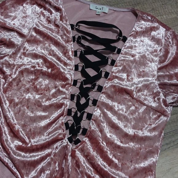 love j. velvet pink bodysuit short sleeves with lace closure in front - Picture 2 of 4